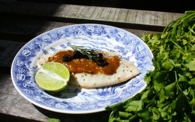 Filete de tilapia con chutney de mango y aceitunas